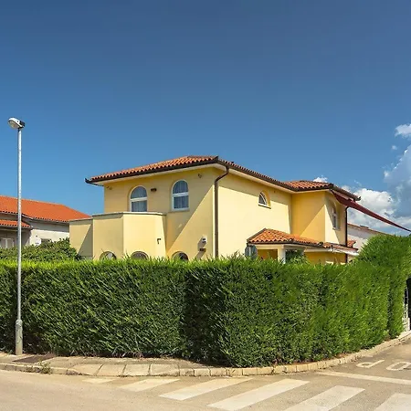 Villa Mit Privatem Pool, Babybett, Baeder En Suite, Wlan بولا