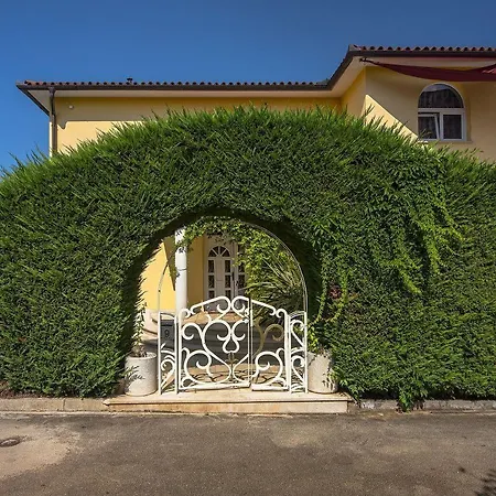 Villa Mit Privatem Pool, Babybett, Baeder En Suite, Wlan * بولا